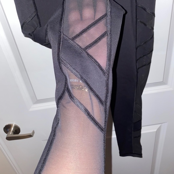 Victoria's Secret Victoria Sport Knockout Mesh Criss-Cross Legging - Picture 2 of 5